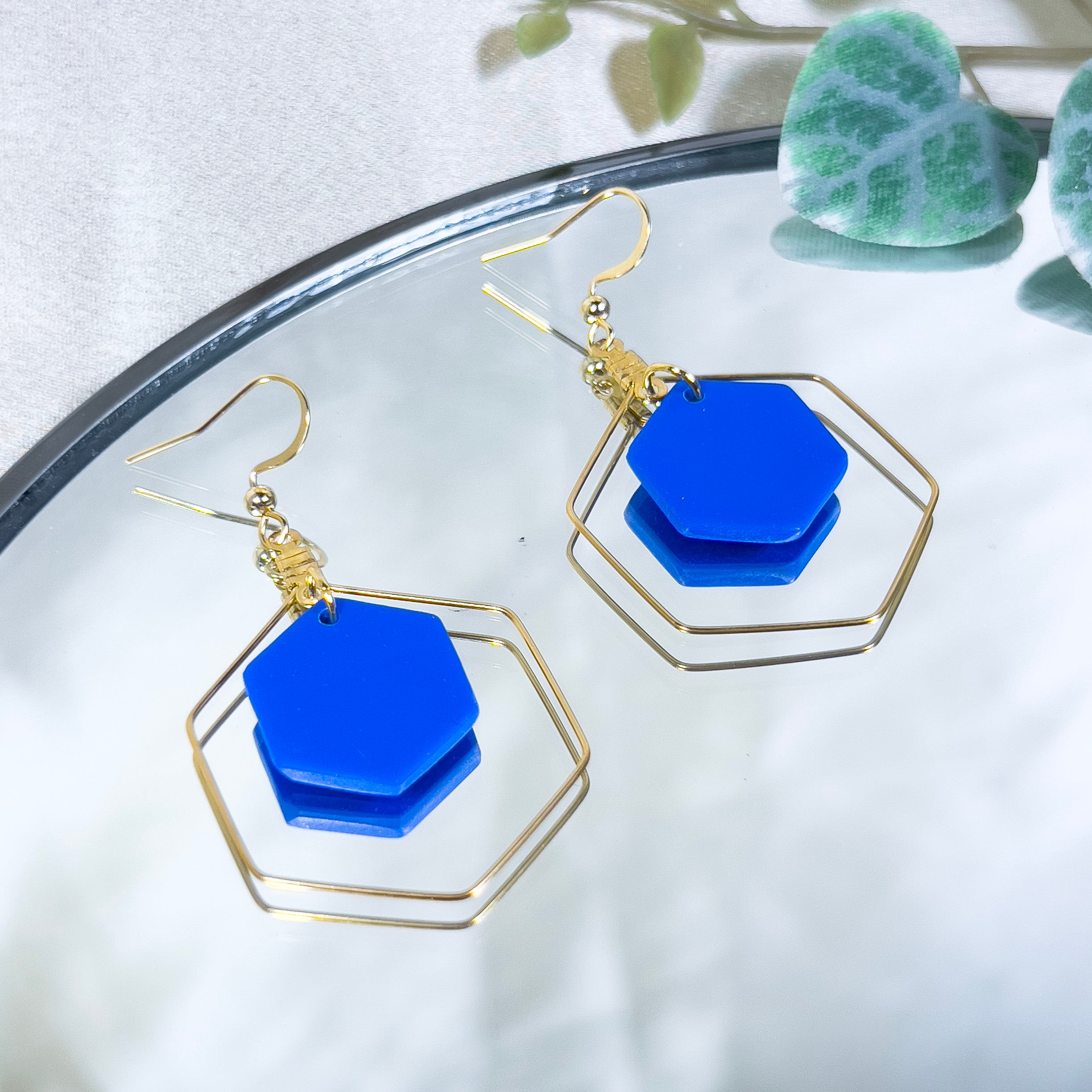 Bijoux fantaisies boucles d'oreilles créoles hexagonale bleu électrique et dorée