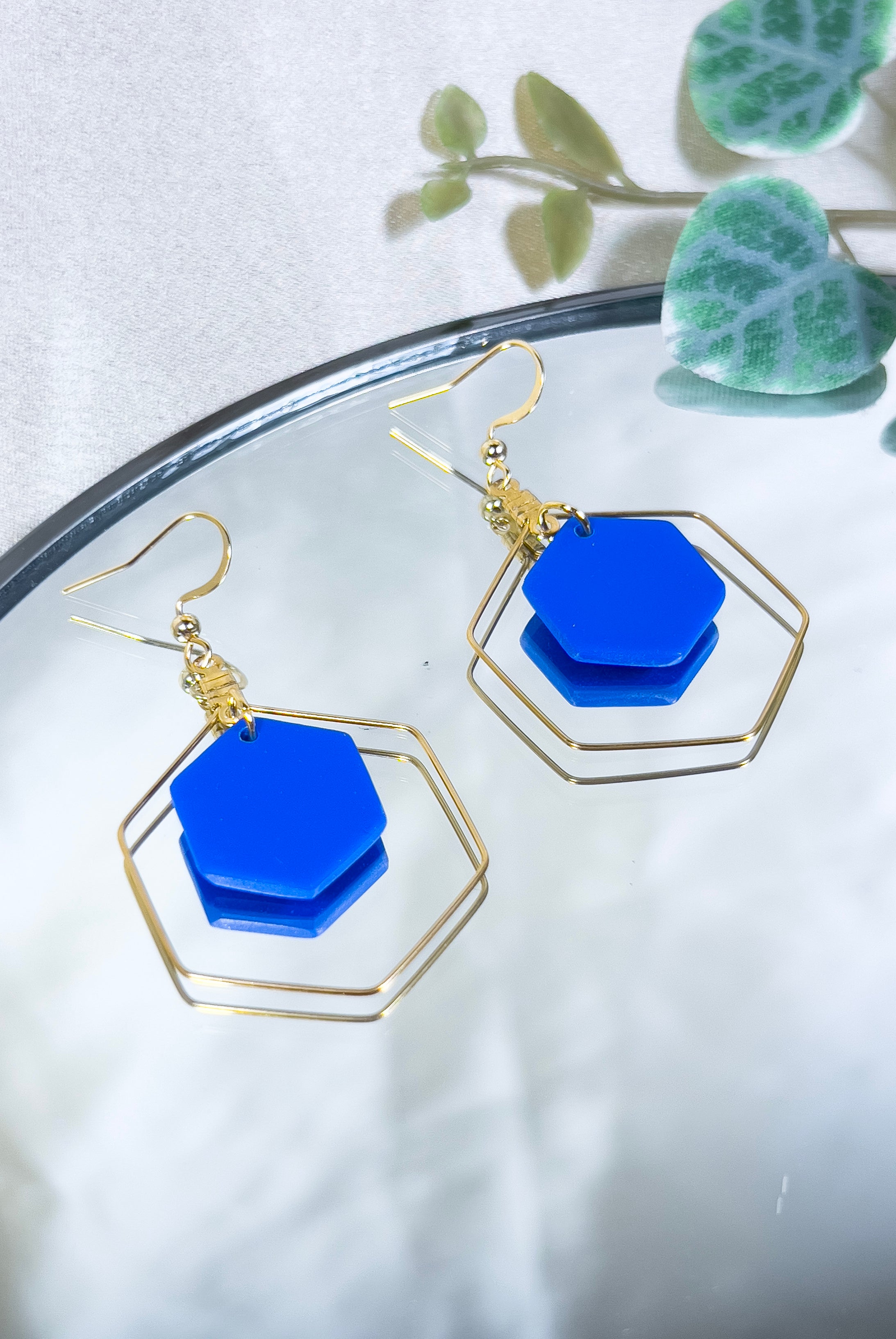 Bijoux fantaisies boucles d'oreilles créoles hexagonale bleu électrique et dorée