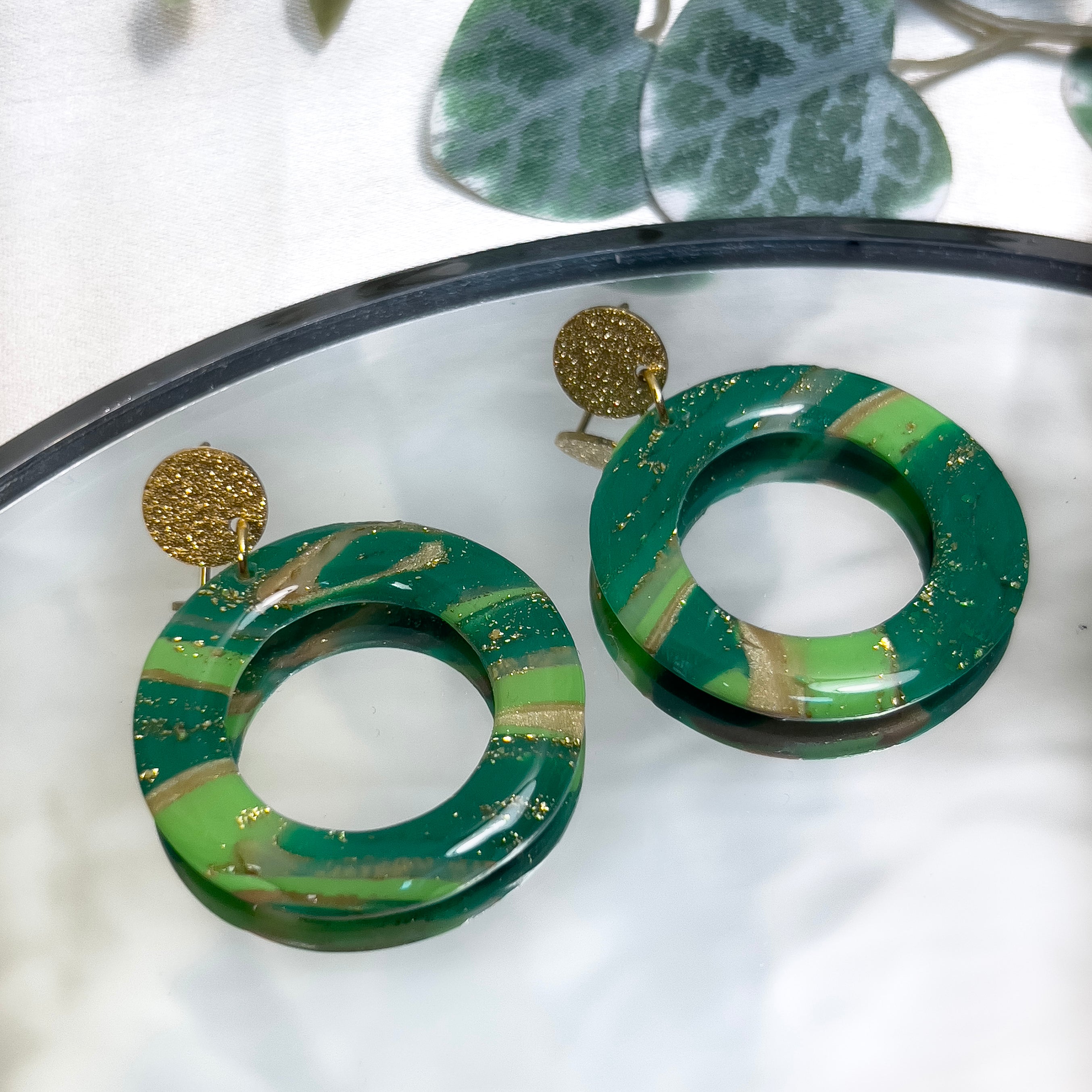 Bijoux, boucles d'oreilles fantaisie artisanale, forme ronde, vert clair et vert sapin