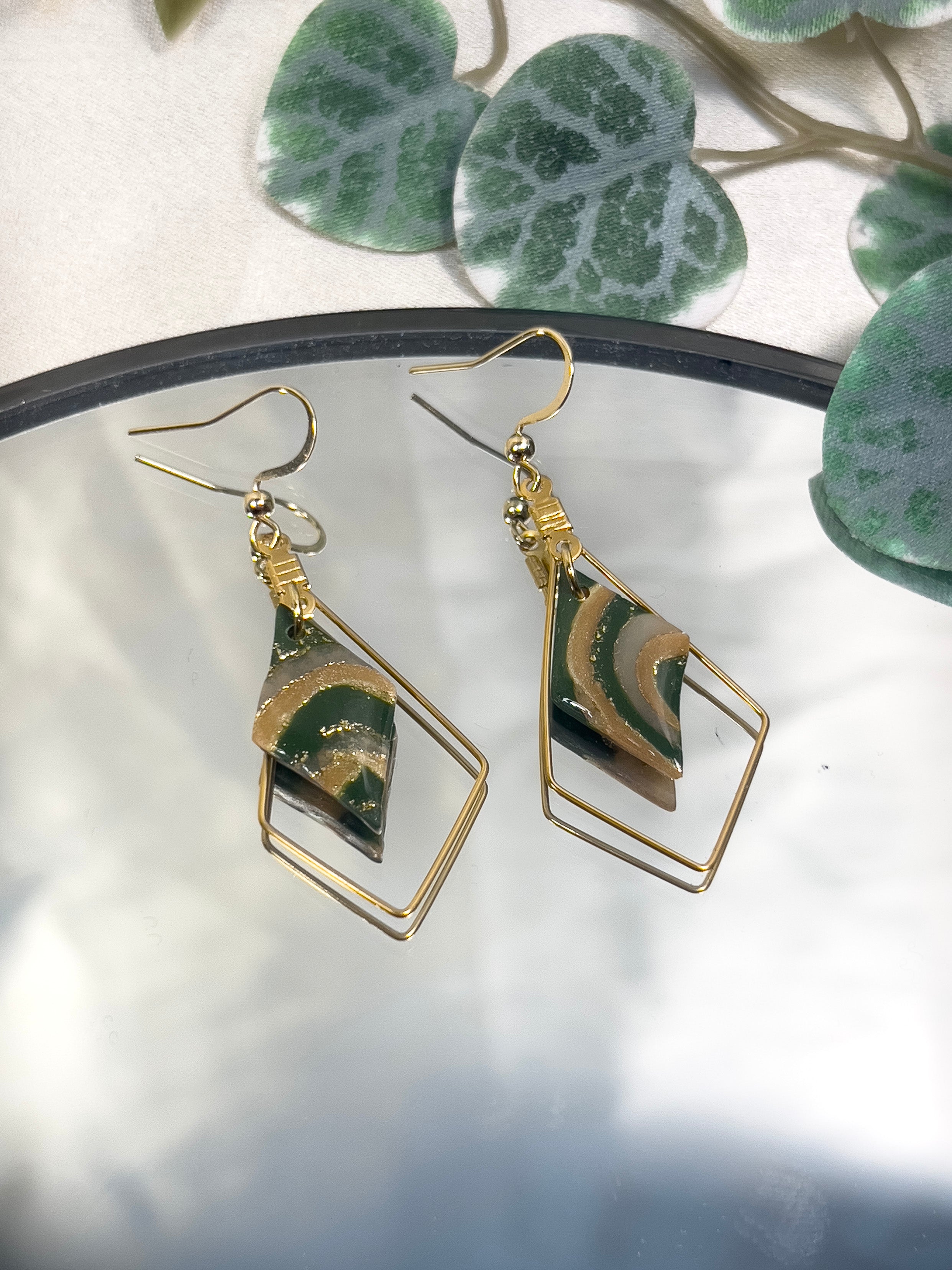 Bijou boucles d'oreilles fantaisie en forme de losange, couleur dorée et vert kaki