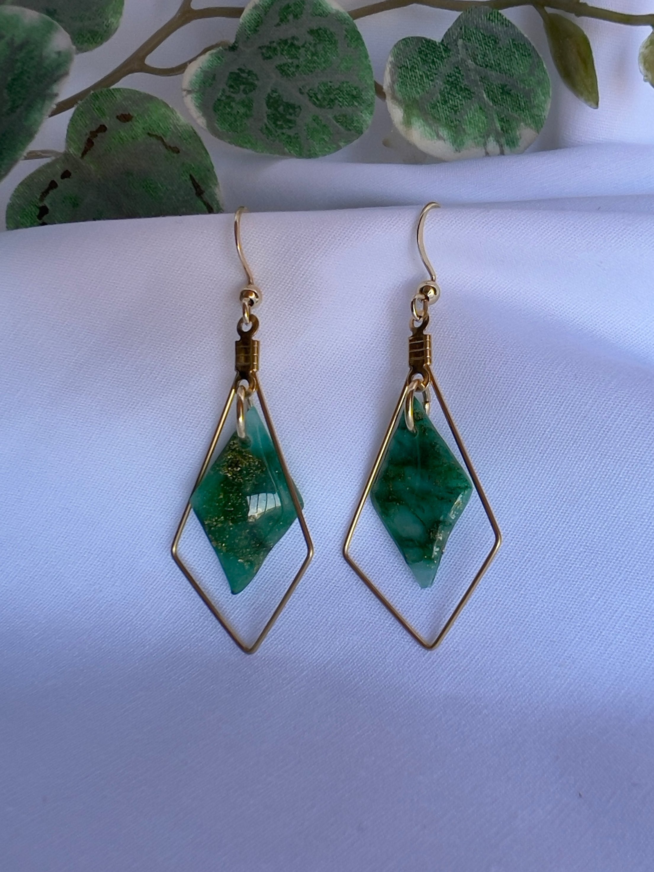 boucles_d_oreilles_chic_de_couelur_pierre_de_jade_-_fabrique_de_facon_artisanale_a_Aix_en_Provence