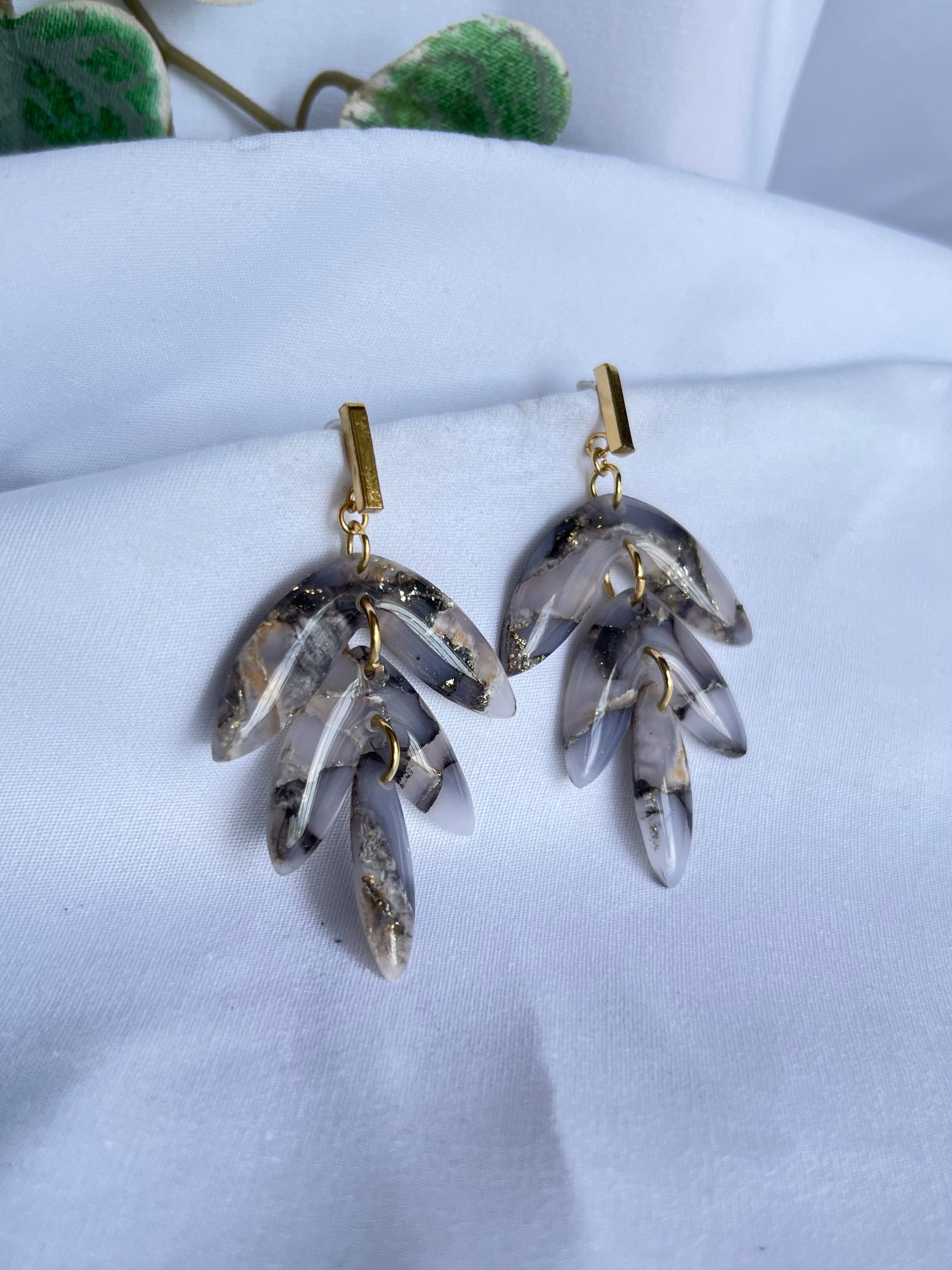 boucles_d_oreilles_en_forme_de_feuilles_parfaites_pour_un_visage_fin_