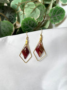 boucles_d_oreilles_losanges_minimalistes_colore_couleur_fonce_couleurs_d_automne_tendance_rentree_2024_bordeaux