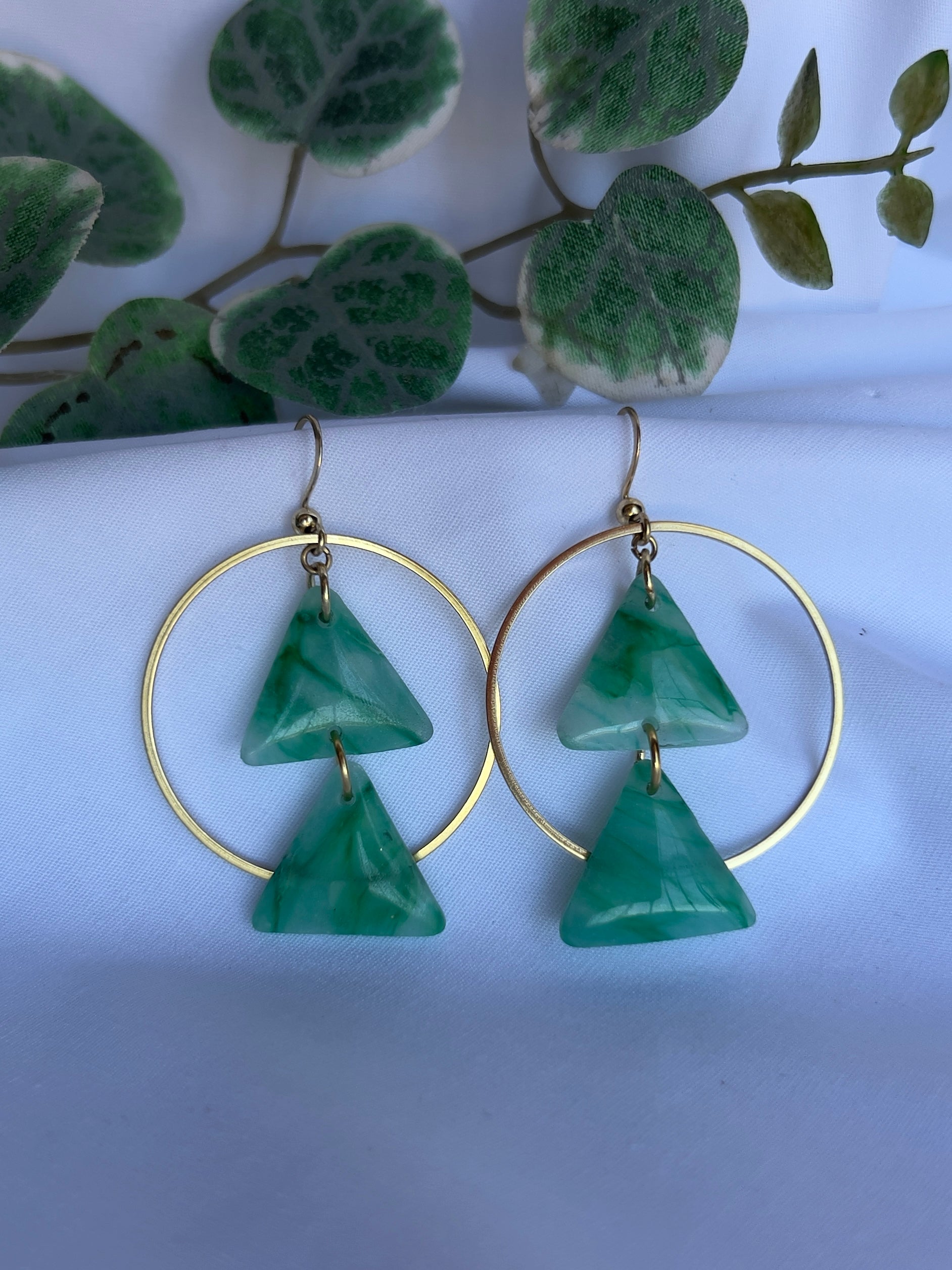 boucles_d_oreilles_pendantes_avec_pierre_de_jade_tres_legeres